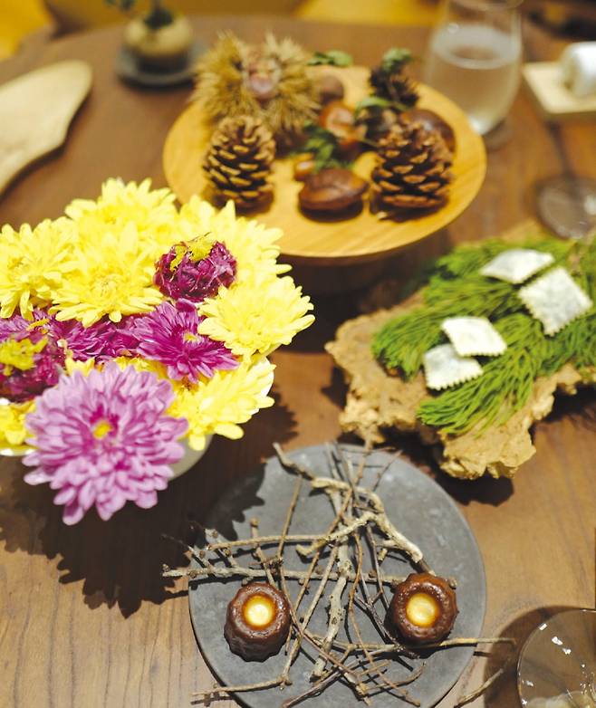 국화꽃과 고등어, 양파퓨레로 만든 카늘레, 마조람과 리코타치즈를 넣은 구운 라비올리, 밤 피낭시에로 준비된 네 가지 타파스. © 김혜준