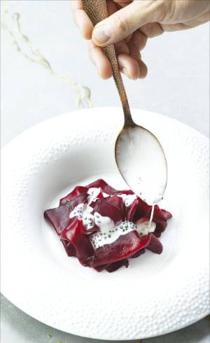 시그니처 메뉴인 비트루트와 캐비아 크림소스.  © CYCLE