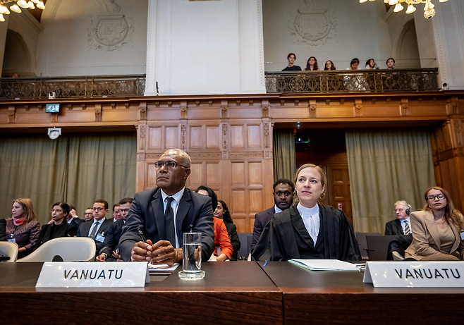 마르게레타 웨베린케 싱 암스테르담대 교수(오른쪽) 등 바누아투 대리인들이 지난 2일 네덜란드 헤이그 평화궁에서 열린 국제사법재판소(ICJ) 청문절차에서 재판에 참여하고 있다. 국제사법재판소