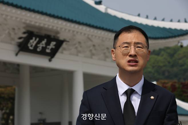 김상욱 국민의힘 의원이 8일 서울 동작구 국립서울현충원에서 참배한 뒤 탈당 입장을 밝히고 있다. 성동훈 기자