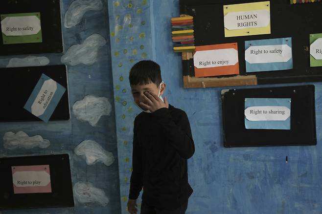 지난달 29일(현지시간) 동예루살렘의 팔레스타인 거주지인 슈아팟 난민촌에 위치한 운르와 학교에서 한 소년이 이스라엘 경찰이 발사한 최루가스에 눈물을 흘리고 있다. AP연합뉴스