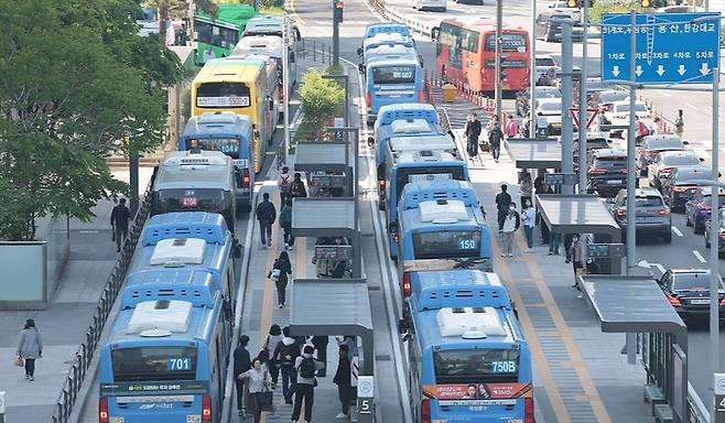서울 시내버스 노조가 연휴가 끝난 뒤 첫차부터 준법운행(안전운행)을 재개한 지난 7일 오전 서울역 앞 버스환승센터 정류장에 버스들이 줄지어 서 있다. 연합뉴스
