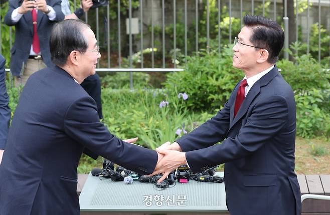김문수 국민의힘 대선 후보와 한덕수 무소속 예비후보가 8일 국회 사랑재 커피숍에서 1:1로 만나 악수하고 있다. 박민규 선임기자