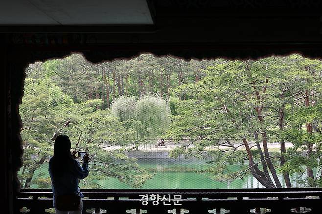 경복궁 경회루 특별관람이 시작된 8일 한 관람객이 2층 누각에 올라 사진을 찍고 있다.  2025.5.8. 정지윤 선임기자