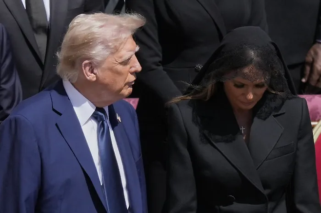 도널드 트럼프 미국 대통령(왼쪽)이 지난달 26일(현지시간) 부인 멜라니아 여사와 함께 바티칸에서 거행된 프란치스코 교황 장례 미사에 참석하고 있다. AP연합뉴스