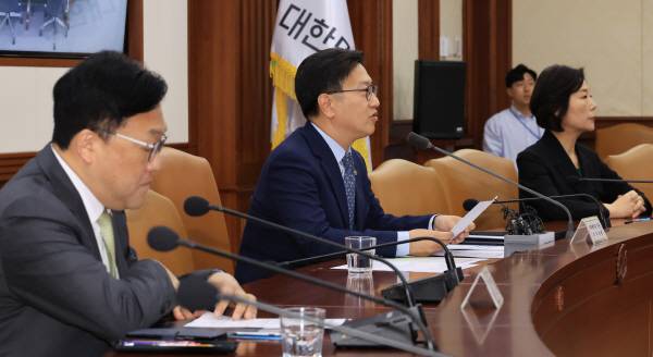 8일 정부서울청사에서 김범석(가운데) 기획재정부 장관 직무대행 1차관 주재로 ‘경제관계장관회의’가 진행되고 있다. 연합뉴스