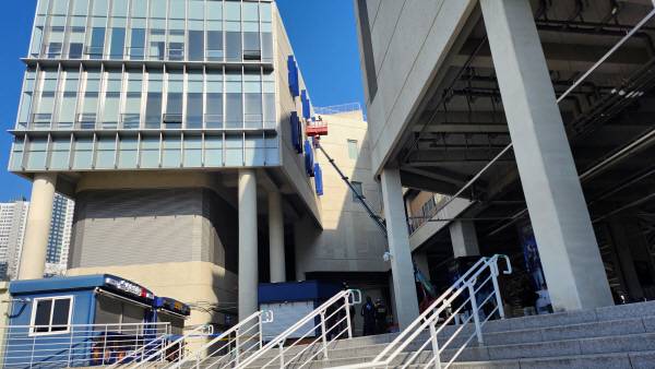 구조물 추락 사고로 사상자 3명이 발생한 창원NC파크. 김용구 기자