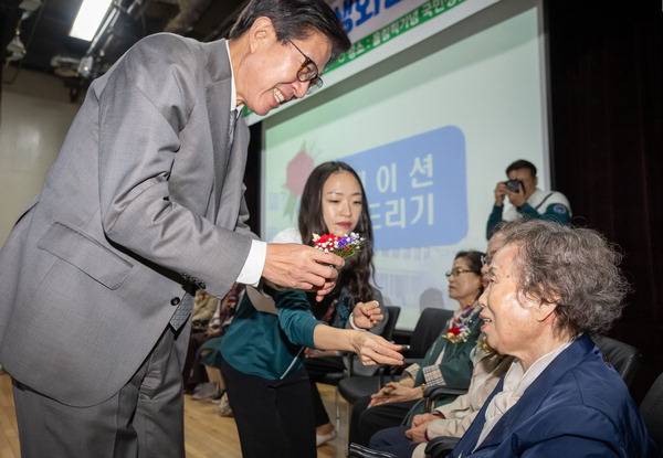 8일 부산 해운대구 부산시사회체육센터 소극장에서 열린 어버이날 기념행사에서 박형준 부산시장이 어르신들께 카네이션을 달아드리고 있다.   이원준 기자 windstorm@kookje.co.kr
