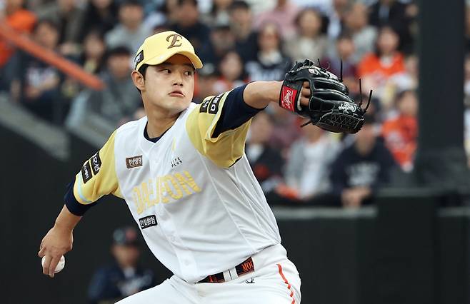 7일 대전 한화생명볼파크에서 열린 프로야구 2025 신한 SOL 뱅크 KBO리그 삼성 라이온즈와 한화 이글스의 경기에서 1회 초 한화 선발 투수 문동주가 역투하고 있다. 연합뉴스&nbsp;&nbsp;