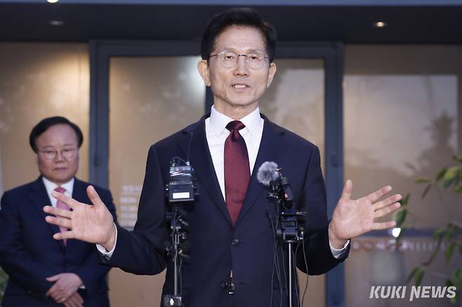 김문수 국민의힘 대선후보가 7일 서울 종로구의 한 식당에서 한덕수 무소속 대선 예비후보와 후보 단일화 관련 회동을 마친 후 취재진의 질문에 답하고 있다. 곽경근 대기자&nbsp;