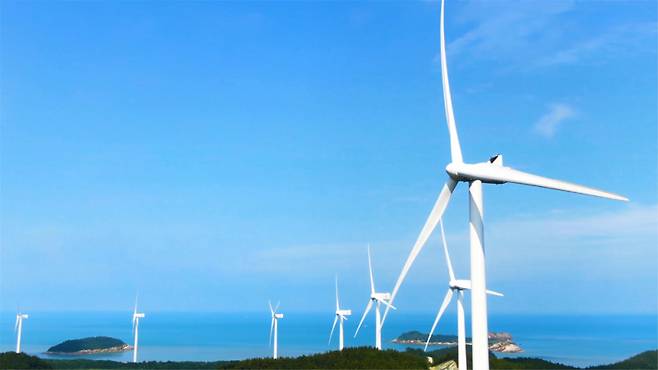 신안군의 햇빛아동수당은 박우량 전 군수의 중점 사업인 햇빛연금 수익액이 늘면서 2023년 5월부터 지급을 시작했다. 18세 이하 아동 약 3000명에게 1인당 연간 40만 원을 지급했으며, 2024년에는 1인당 80만 원을 지급했다. 임자도 풍력발전단지. /신안군