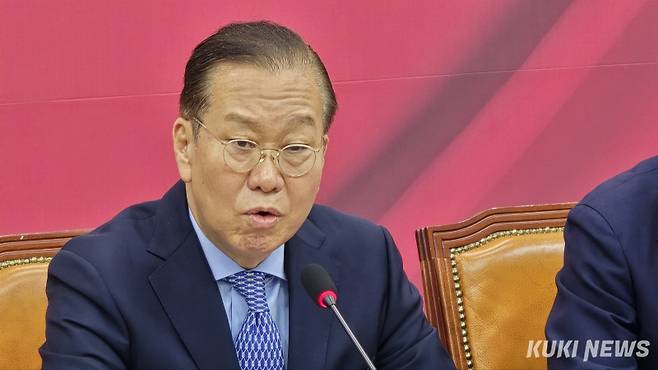 권영세 국민의힘 비상대책위원장이 8일 국회 본관에서 단일화 긴급기자회견을 열고, 취재진의 질문에 답변하고 있다. 쿠키뉴스 자료사진