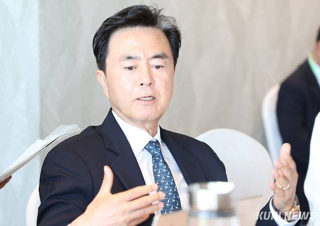 김태흠 충남지사는 8일 싱가포르 만다린 오리엔탈 호텔에서 열린 언더2연합 아시아 기후행동 정상회의에 참석해 탄소중립 실현을 위한 4대 방향을 제시했다. 충남도