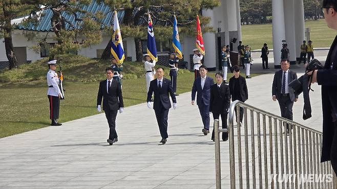 김상욱 무소속 의원이 8일 오전 국민의힘 탈당 기자회견 전 국립서울현충원에서 참배를 진행하고 있다. 임현범 기자
