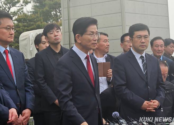 김문수 국민의힘 대선 후보가 8일 국회 사랑재 카페 앞에서 한덕수 무소속 예비후보와 회동을 마치고 발언하고 있다. 윤상호 기자