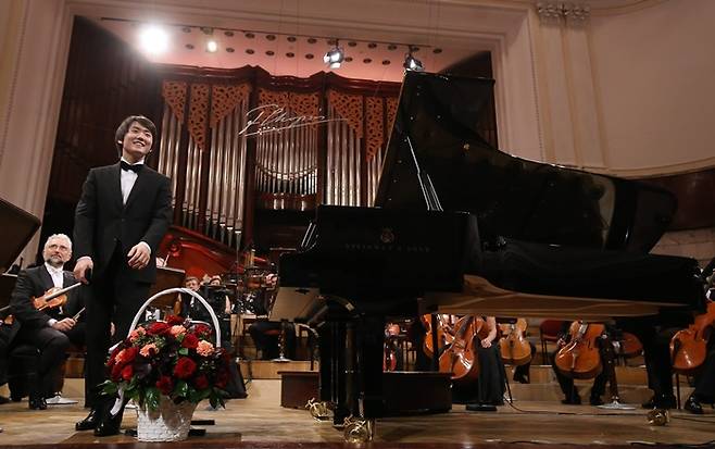 조성진이 지난 2015년 제17회 쇼팽 국제 피아노 콩쿠르에서 우승한 후 열린 수상자 콘서트에서 관객의 환호에 인사하고 있다.   EPA연합뉴스