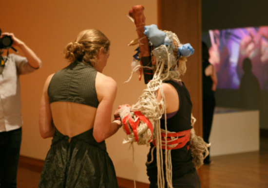 라파엘 드 그루트 '손과 손 사이-엉키는 매듭들', 퍼포먼스, 설치, 단채널 비디오, 사운드, 가변크기, 부산현대미술관 제작 지원