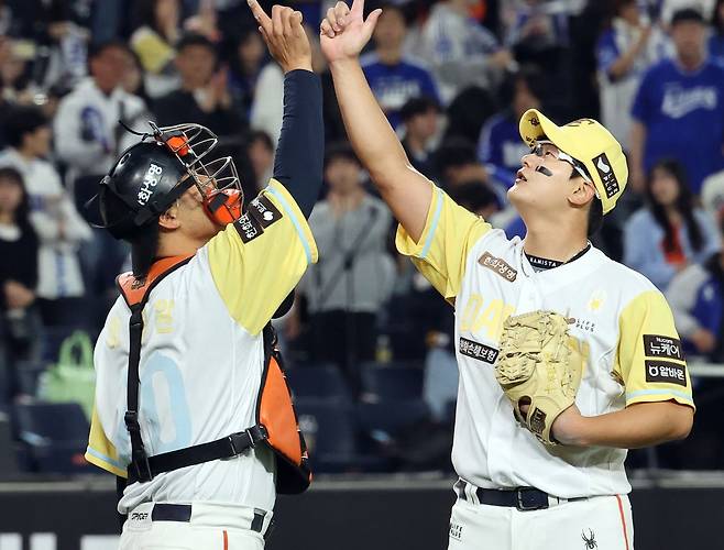 한화 이글스의 마무리 투수 김서현(오른쪽)이 7일 대전 한화생명볼파크에서 열린 삼성 라이온즈와의 2025 프로야구 KBO리그 경기에서 승리가 확정되자 포수 이재원과 승리 세리머니를 하고 있다. 연합뉴스
