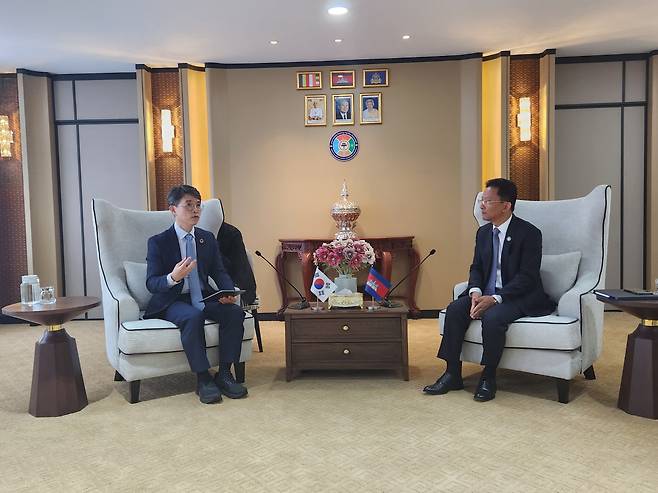 김완섭 환경부 장관이 지난 7일 캄보디아 상수도 관리를 담당하는 캄보디아 햄 반디 산업과학기술혁신부 장관과 면담하는 모습. 환경부 제공