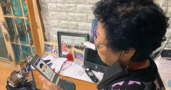 한 어르신이 인공지능(AI)을 활용한 앱인 ‘용인 실버케어 순이’를 활용해 시간을 보내고 있다. 용인특례시 제공