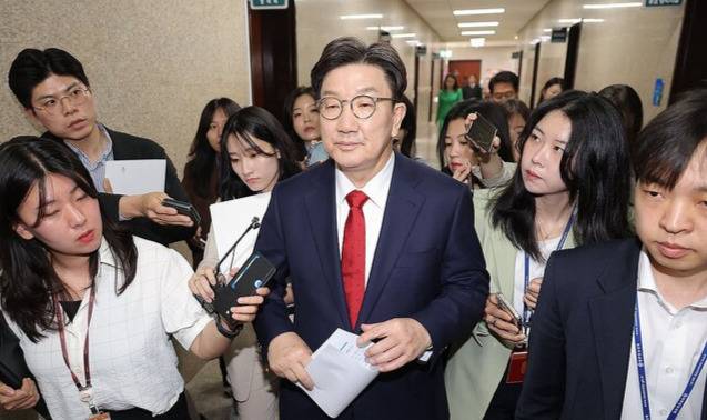 김문수 기자회견 본 권성동 원내대표. 연합뉴스