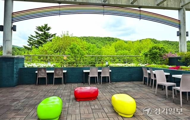 황순원문학관 3층에 이어져 있는 자연을 느낄 수 있는 쉼터. 홍기웅기자