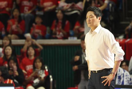 경기 지켜보는 전희철 감독. 사진[연합뉴스]