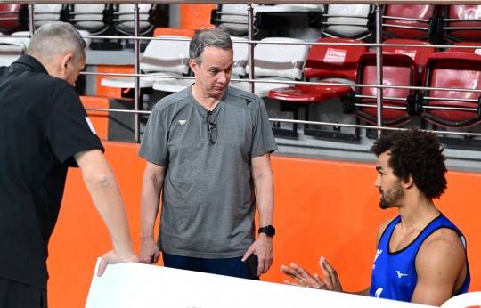 파에스 우리카드 감독(중앙)과 대화하는 아히(오른쪽). 사진[연합뉴스]