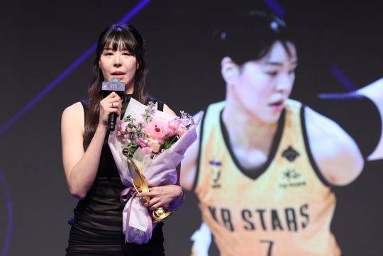 베스트 센터상 수상한 박지수. 사진[연합뉴스]