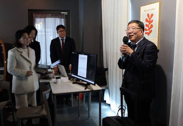 ▲지난 3월 서울서부지법 난동 사태에 가담한 혐의로 재판에 넘겨진 피고인들의 변호인단 임응수 변호사(오른쪽)가 17일 서울 마포구 한 빌딩에서 기자회견을 하고 있다. ⓒ연합뉴스