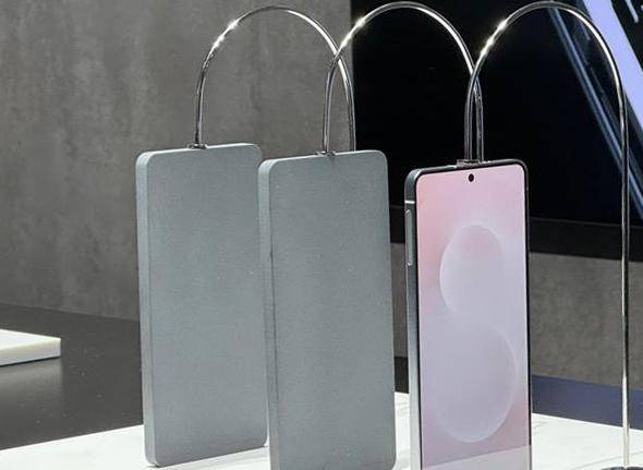 지난 1월 22일(현지시간) 미국 캘리포니아주 새너제이 SAP 센터에서 열린 ‘갤럭시 언팩 2025’ 행사에서 공개된 갤럭시 S25 ‘엣지’. [사진출처 = 연합뉴스]