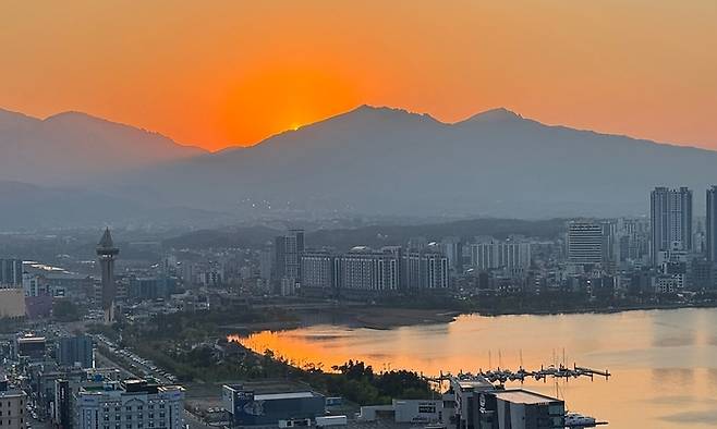 설악산 일몰 풍경. 호텔 루프톱에서 바라본 모습이다. / 사진=홍지연 여행+ 기자