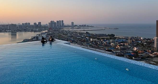 일몰 때 홈 마리나 속초 옥상에서 바라본 주변 풍경 / 사진=홍지연 여행+ 기자