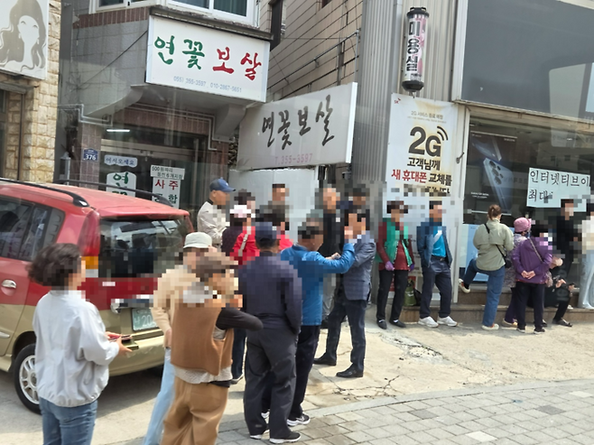 1일 경남 밀양시에 SK텔레콤 앞에 유심 교체 등을 원하는 고객들이 문을 열기 전부터 대기하고 있다. 대부분이 노령자로 유심가입 앱 유심 가입 등에 불편함을 느껴 직접 대리점을 방문했다. 이동인 기자