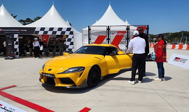 한국토요타 가주 레이싱 부스를 찾은 외국인 관람객 [사진촬영=최기성 매경 디지털뉴스룸 기자]