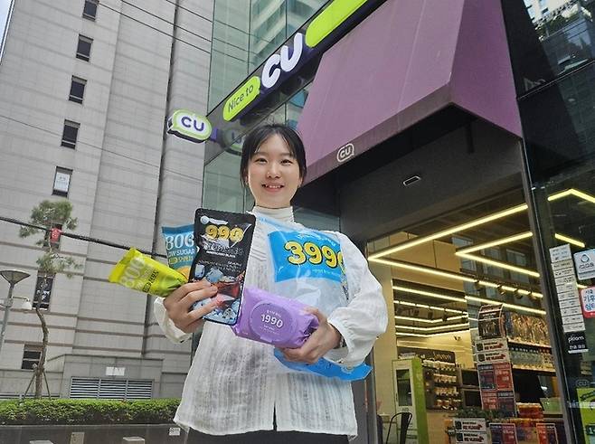 BGF리테일이 운영하는 편의점 CU가 고물가 시대 소비자들의 높아진 가격 민감도를 고려해 초특가 제품군을 확대한다고 8일 밝혔다. [사진 = BGF리테일 제공]