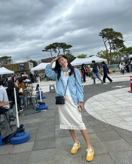 내추럴한 청 재킷에 실키한 아이보리 스커트, 그리고 편안한 스니커즈를 매치한 데일리룩은 꾸미지 않은 듯하면서도 그녀 특유의 세련됨이 묻어났다.사진-고소영 SNS