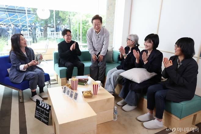 [전주=뉴시스] 조성봉 기자 =이재명 더불어민주당 대통령 후보가 2차 골목골목 경청투어 마지막 날인 7일 오후 전북 전주시의 카페에서 '영화와 드라마, 정치가 그리는 미래의 스크린' K-콘텐츠 산업 진흥 간담회를 하고 있다. 왼쪽부터 강유정 의원, 윤제균 감독, 이 후보, 김은숙 작가, 박해영 작가, 정주리 감독.(공동취재)2025.05.7. photo@newsis.com /사진=