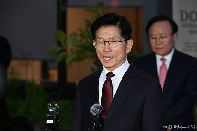 김문수 국민의힘 대선 후보가 7일 서울 종로구 한 식당에서 한덕수 무소속 대선 후보와 단일화 관련 회동을 마치고 브리핑을 하고 있다. (공동취재) 2025.05.07. /사진=뉴시스 /사진=