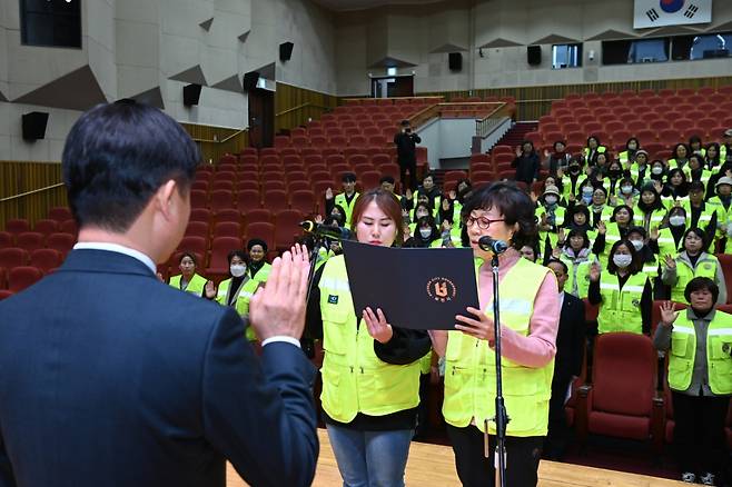 지난 3월 어린이통학안전사업(워킹스쿨버스) 발대식에서 안전교육지도사들이 선서를 하고 있다./사진제공=부천시