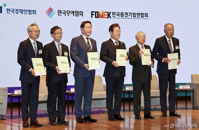 (서울=뉴스1) 국회사진취재단 = 더불어민주당 이재명 대선 후보가 8일 서울 중구 대한상공회의소에서 열린 대선 후보 초청 경제5단체 간담회에서 경제5단체장 들에게 정책 제언집을 전달 받은 후 기념촬영을 하고 있다.   왼쪽부터 최진식 한국중견기업연합회장, 윤진식 한국무역협회장, 최태원 대한상공회의소 회장, 이재명 후보, 손경식 한국경영자총협회장, 류진 한국경제인협회장. 2025.5.8/뉴스1  Copyright (C) 뉴스1. All rights reserved. 무단 전재 및 재배포,  AI학습 이용 금지. /사진=(서울=뉴스1) 국회사진취재단