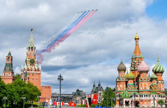 [모스크바=신화/뉴시스] 6일(현지 시간) 러시아 모스크바 붉은광장에서 제80주년 2차 세계대전 승리 기념 '전승절' 열병식 예행연습 중인 곡예비행단이 러시아 국기 색깔의 연막을 뿌리며 편대 비행하고 있다. 2025.05.07.