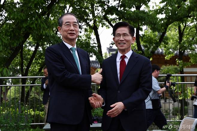 김문수 국민의힘 대통령 후보와 한덕수 무소속 대선 예비후보가 8일 오후 서울 여의도 국회 강변서재에서 열린 '후보 단일화' 회동에서 만나 인사를 나누고 있다. 2025.5.8/사진=뉴스1 /사진=(서울=뉴스1) 안은나 기자