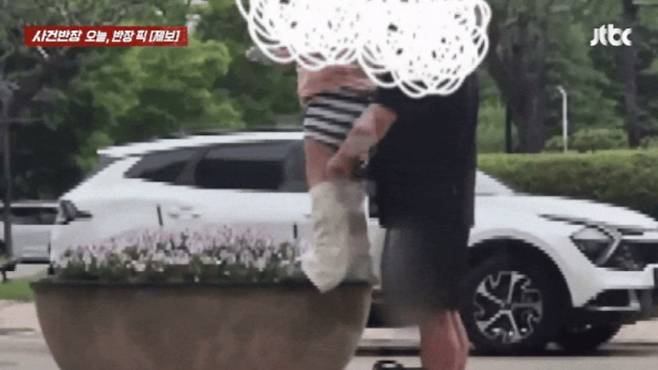 경북 경주시 한 호텔 앞 화단에서 아이 바지를 내린 뒤 소변을 보게 한 아빠가 누리꾼들로부터 뭇매를 맞았다. /사진=JTBC '사건반장' 캡처