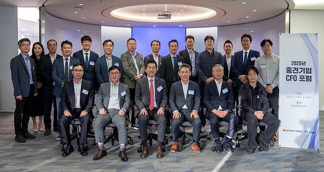 앞줄 왼쪽부터 박상민 와이씨 전무, 이도만 한국카본 이사, 김민 한국중견기업연합회 전무, 이원석 세방전지 전무, 김선종 케이피에프 부문장, 김태훈 율촌화학 CFO/사진=중견련