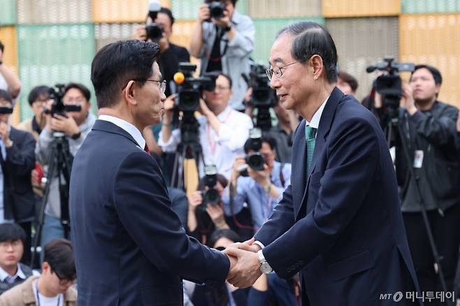 김문수 국민의힘 대선 후보와 한덕수 무소속 대선 후보가 8일 서울 여의도 국회 내 카페에서 단일화 관련 회동을 마치고 악수하고 있다. 2025.05.08. /사진=뉴시스 /사진=권창회