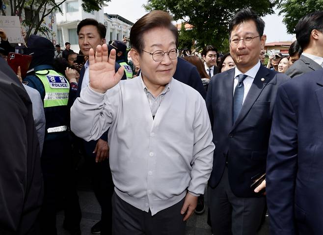이재명 더불어민주당 대선후보가 7일 전북 전주시 완산구 풍남문 인근에서 시민들에게 인사를 하고 있다./사진=뉴시스