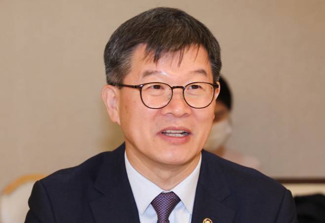 이기일 보건복지부 제1차관은 "결혼하지 않아도 아이를 낳을 수 있는 제도를 만들겠다"고 8일 밝혔다. 사진은 이기일 보건복지부 제1차관이 장기요양위원회 회의에서 모두발언을 하고 있는 모습/사진=뉴스1