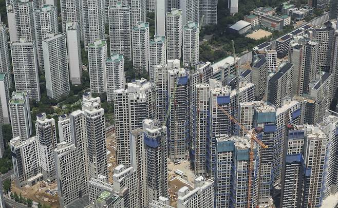 국토부는 기준 강화에 따른 업계 부담을 줄이기 위해 기여금이나 신재생에너지 공급인증서(REC) 구매 등을 통한 대체 인정 방안을 검토하고 있다. 사진은 지난 7일 서울 송파구 롯데월드타워 스카이전망대에서 본 잠실 주변 아파트 단지 모습. /사진=뉴시스