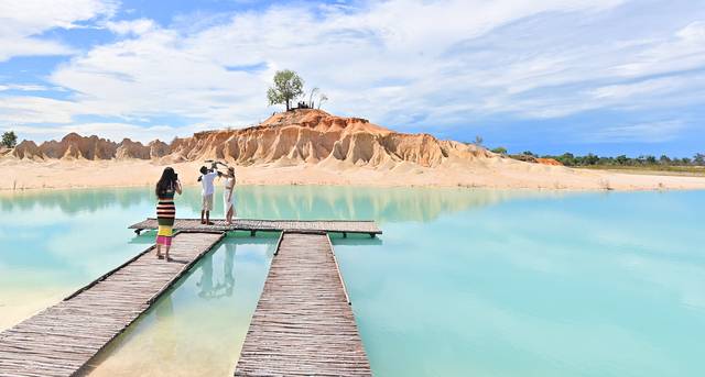 빈탄섬 서남쪽의 사진 명소인 ‘텔라가 비루’(푸른 호수). 비현실적인 옥빛 호수와 기이한 형상의 모래언덕 지형이 어우러진 곳이다. 근사해 보이지만 실은 바다 모래채취장과 보크사이트 폐광산이 만들어낸 풍경이다. 이곳이 사진 촬영 명소로 떠오르자, 맹금류를 관광객 팔에 얹어주고 사진을 찍어주는 이들까지 등장했다.